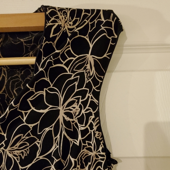 Black & Cream Flowery Old Navy Top - Picture 4 of 5